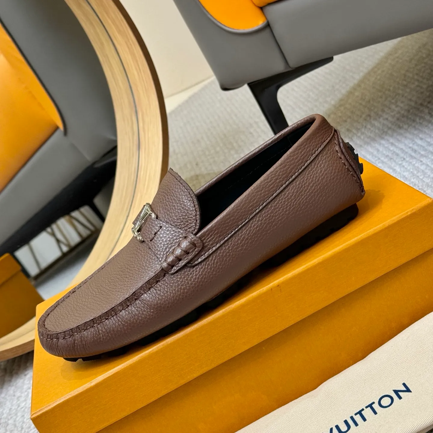 Men's men's shoes 💰420 (Yangli) LV 2⃣️0⃣️2⃣️5️⃣Spring and summer counter GLORIA series models ✈️Original factory special leather production, original last type. A classic driving slip-on casual shoe that shows an elegant style with exquisite craftsmanship details such as Monogram embossing all over the upper🌀Italian imported calfskin fabric Sheepskin foot pads➕Inside～Private mold replica sole Unique style Comfortable driving slip-on Size: 4-12 (38-46) Comes with [Counter packaging: original box, wrapping paper, card, instruction manual, shoehorn, cloth bag] No pressure to enter and leave the counter!